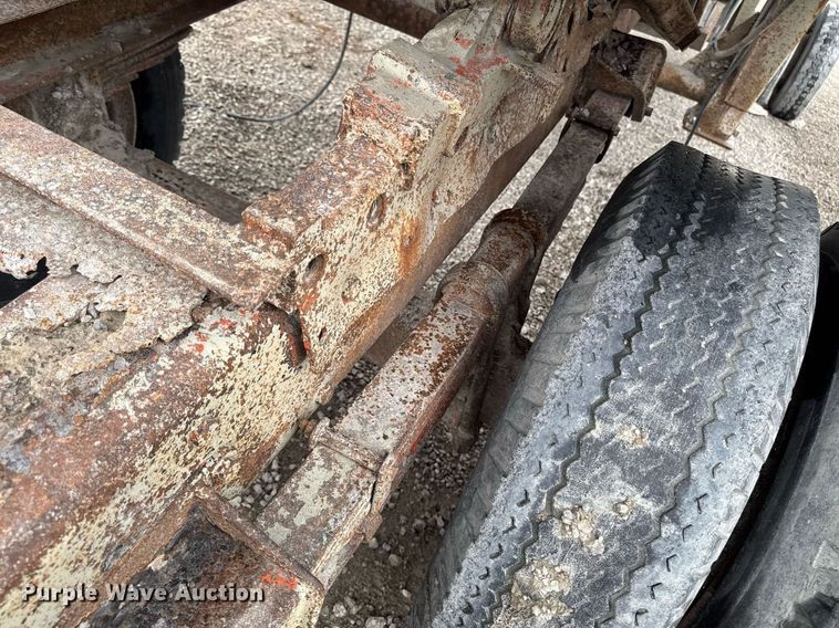 image for item DT0744 Vibrating surge bin