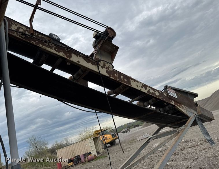 image for item DT0744 Vibrating surge bin