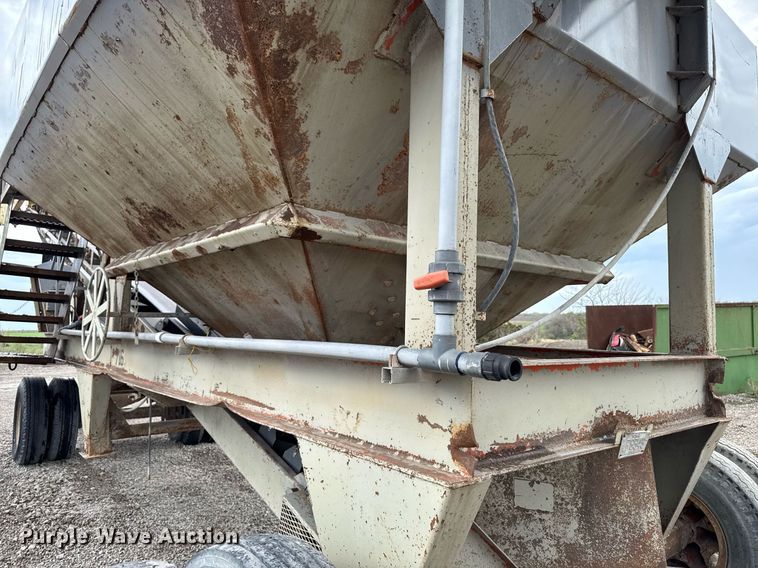 image for item DT0744 Vibrating surge bin