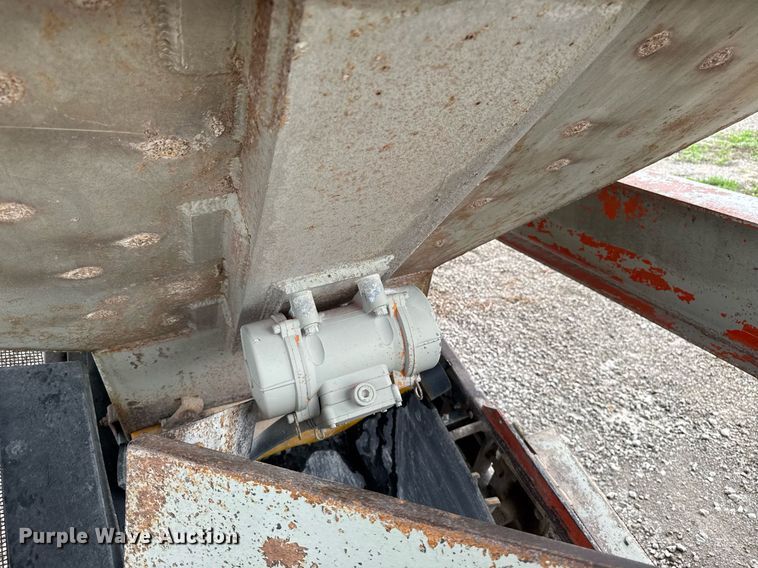 image for item DT0744 Vibrating surge bin