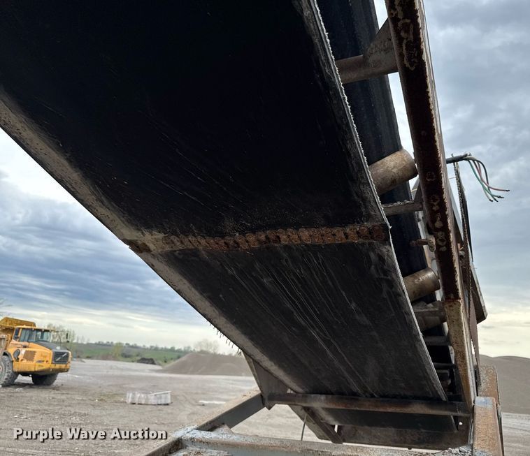 image for item DT0744 Vibrating surge bin