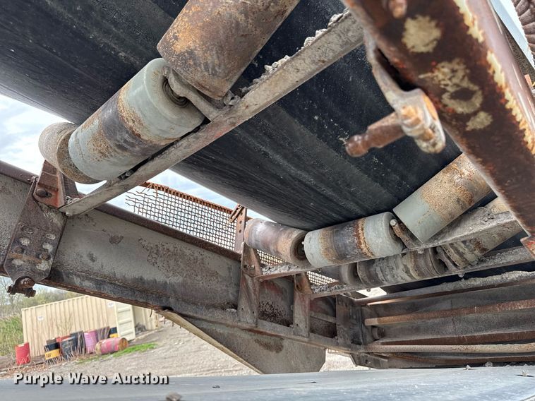 image for item DT0744 Vibrating surge bin