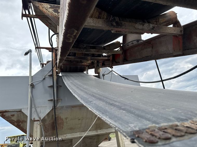 image for item DT0744 Vibrating surge bin