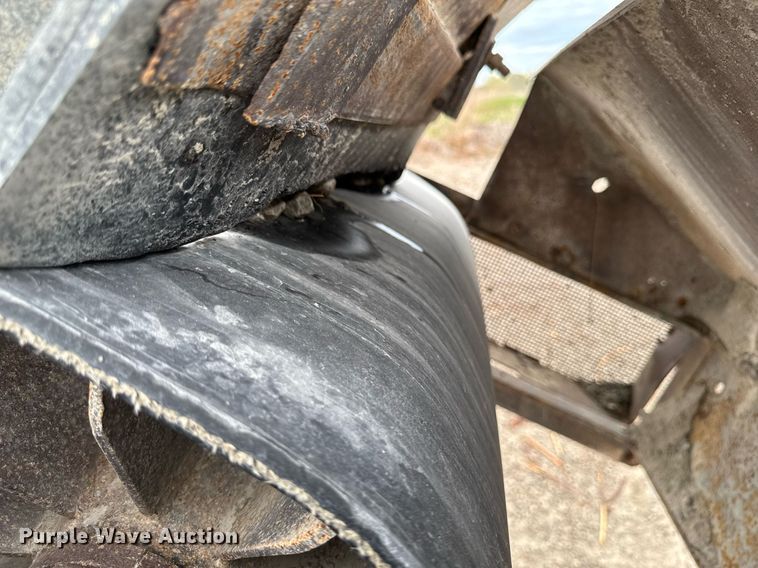 image for item DT0744 Vibrating surge bin