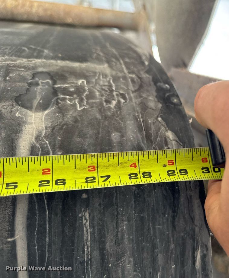 image for item DT0744 Vibrating surge bin