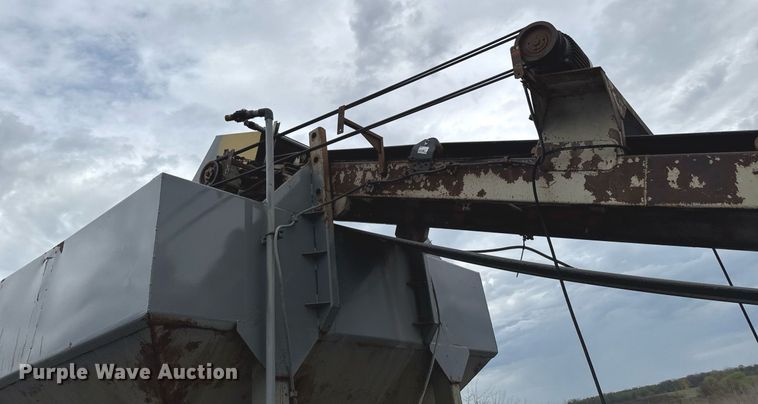 image for item DT0744 Vibrating surge bin