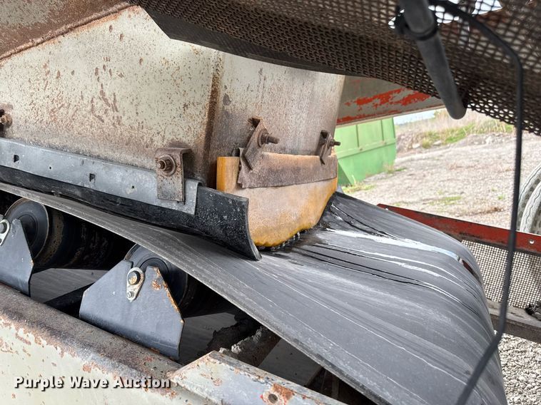 image for item DT0744 Vibrating surge bin