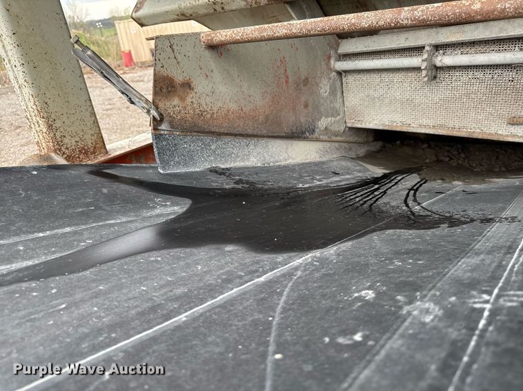 image for item DT0744 Vibrating surge bin