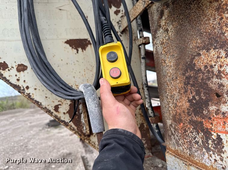 image for item DT0744 Vibrating surge bin