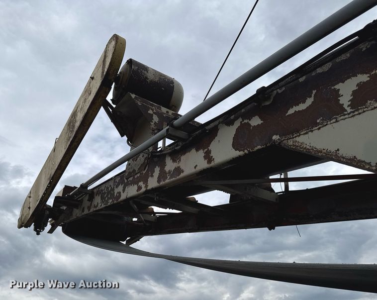 image for item DT0744 Vibrating surge bin