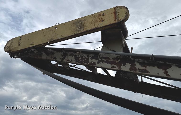 image for item DT0744 Vibrating surge bin