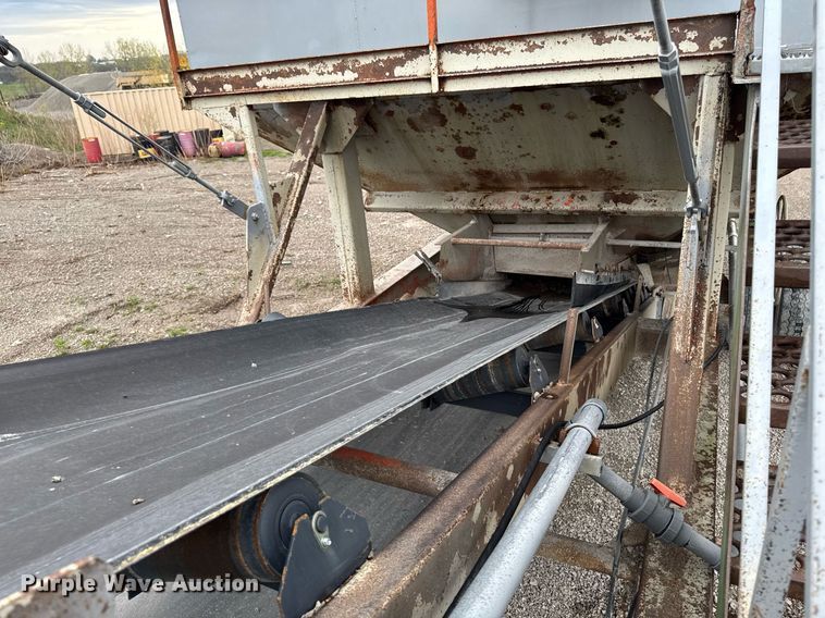 image for item DT0744 Vibrating surge bin