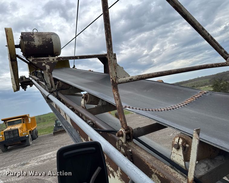 image for item DT0744 Vibrating surge bin