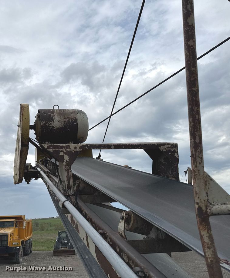 image for item DT0744 Vibrating surge bin