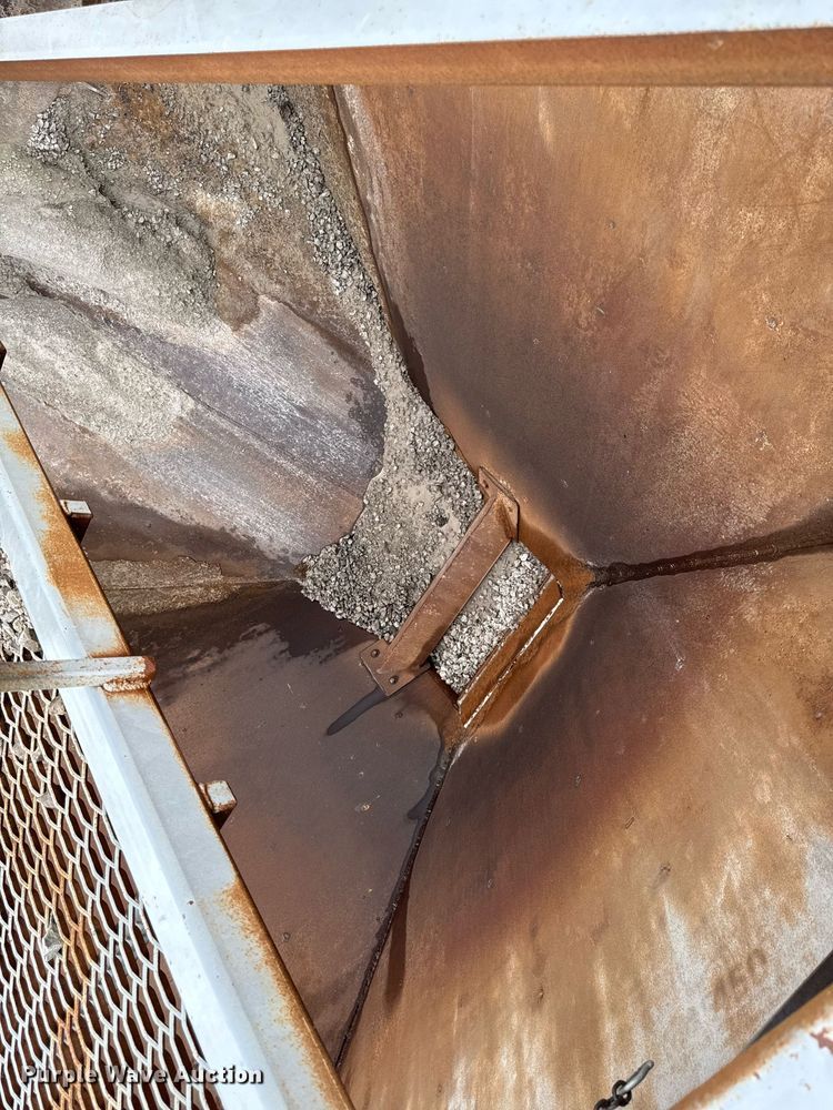 image for item DT0744 Vibrating surge bin