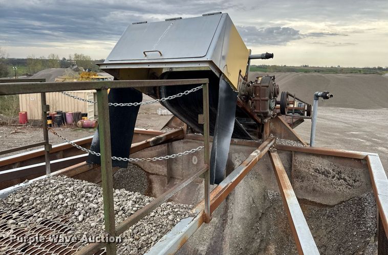 image for item DT0744 Vibrating surge bin