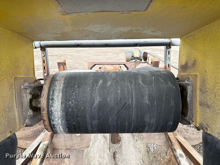 image for item DT0744 Vibrating surge bin