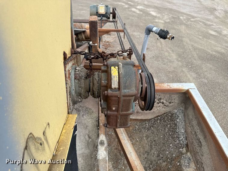 image for item DT0744 Vibrating surge bin