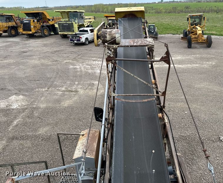 image for item DT0744 Vibrating surge bin