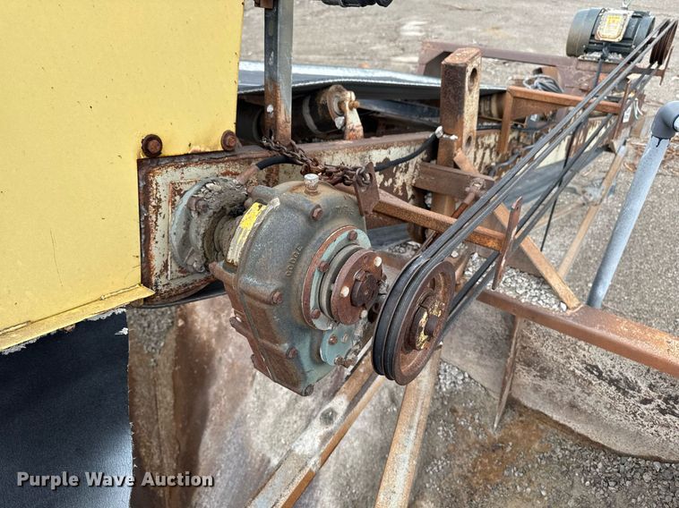 image for item DT0744 Vibrating surge bin