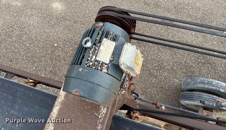 image for item DT0744 Vibrating surge bin