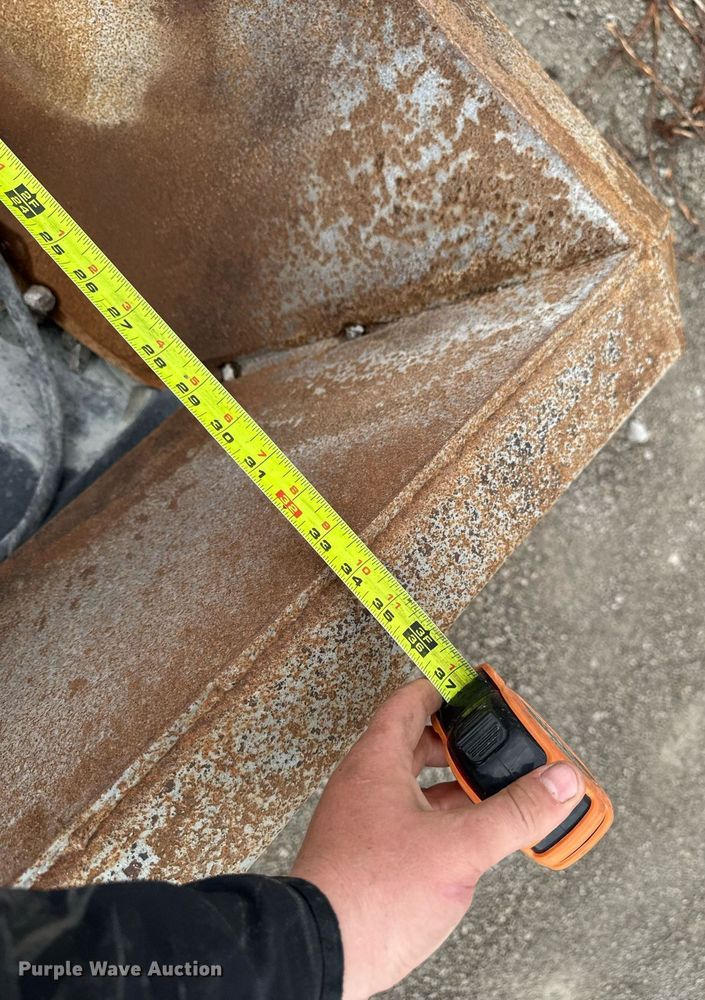 image for item DT0744 Vibrating surge bin