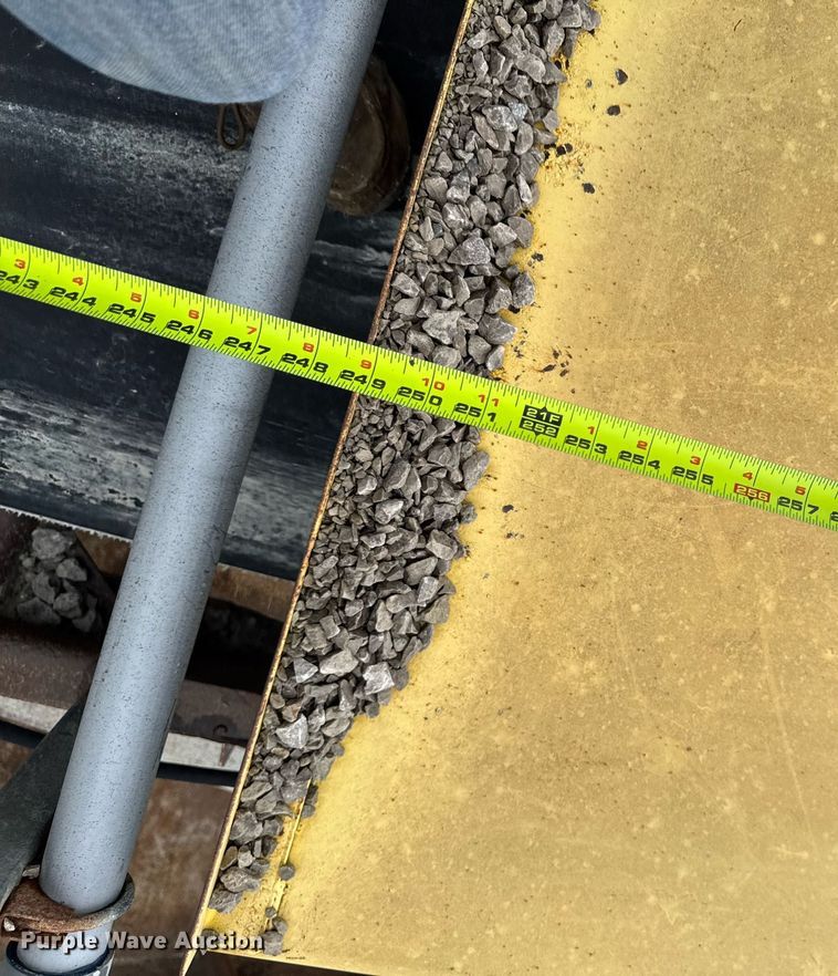 image for item DT0744 Vibrating surge bin