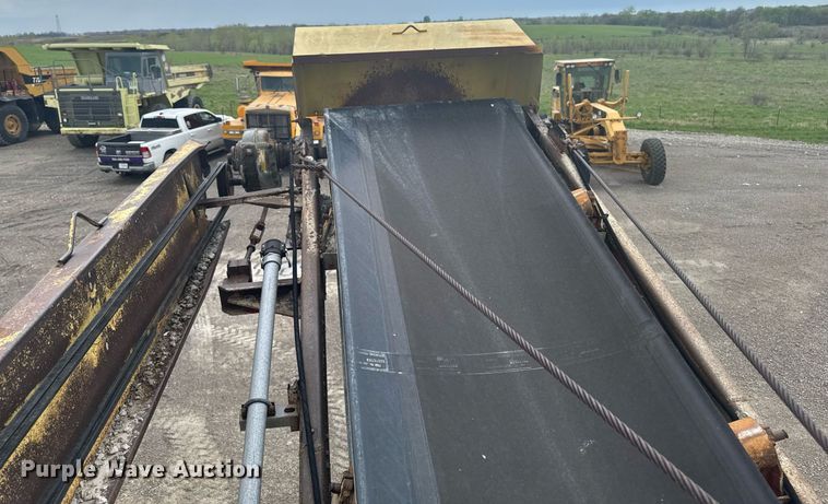 image for item DT0744 Vibrating surge bin