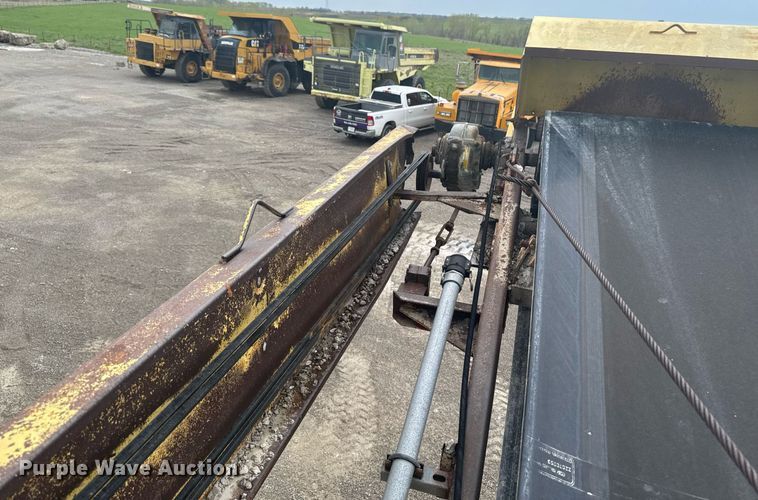 image for item DT0744 Vibrating surge bin