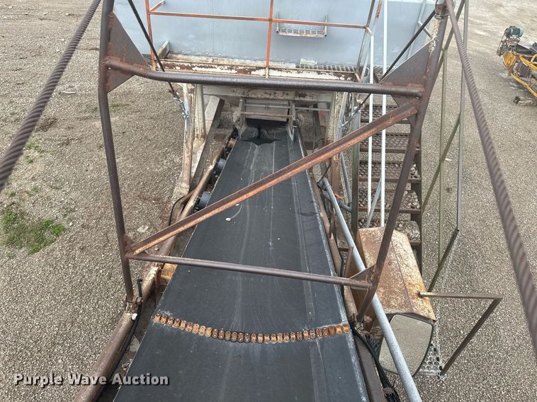 image for item DT0744 Vibrating surge bin