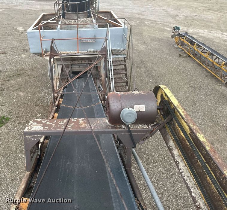 image for item DT0744 Vibrating surge bin