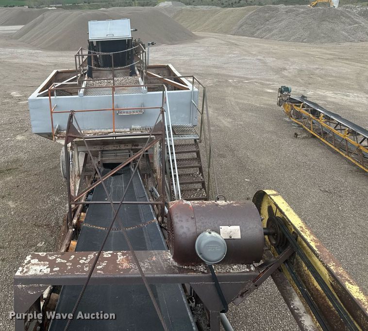 image for item DT0744 Vibrating surge bin