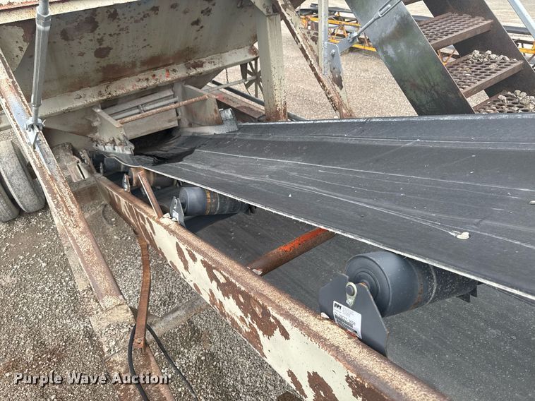 image for item DT0744 Vibrating surge bin