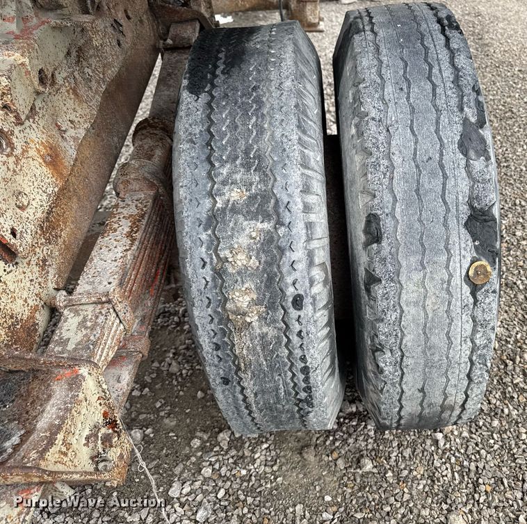 image for item DT0744 Vibrating surge bin