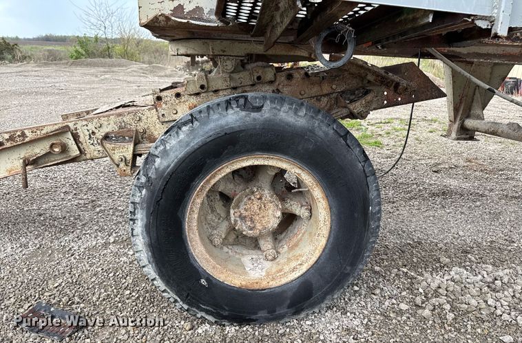 image for item DT0744 Vibrating surge bin