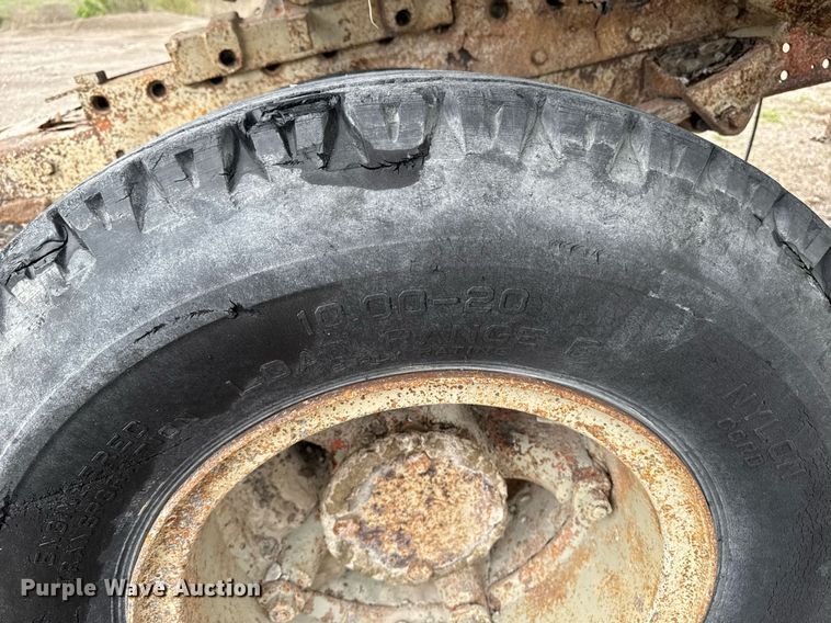 image for item DT0744 Vibrating surge bin