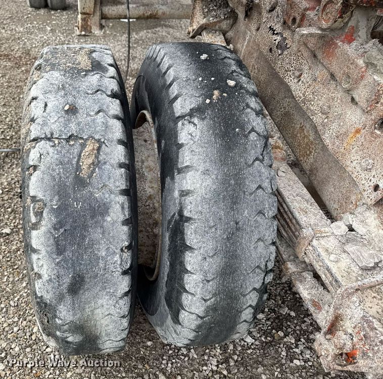 image for item DT0744 Vibrating surge bin