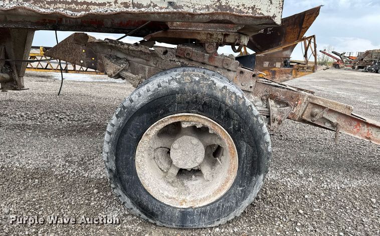 image for item DT0744 Vibrating surge bin