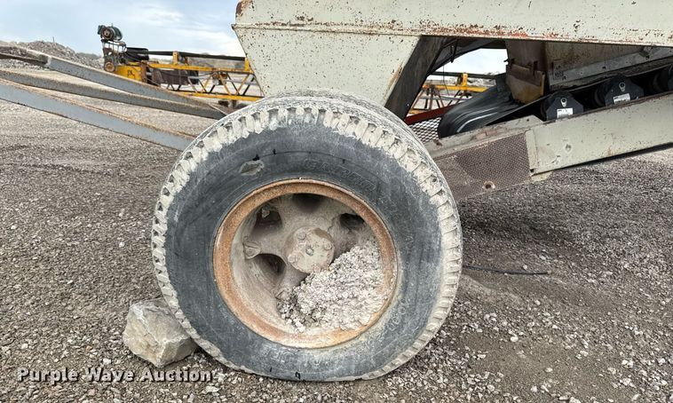 image for item DT0744 Vibrating surge bin