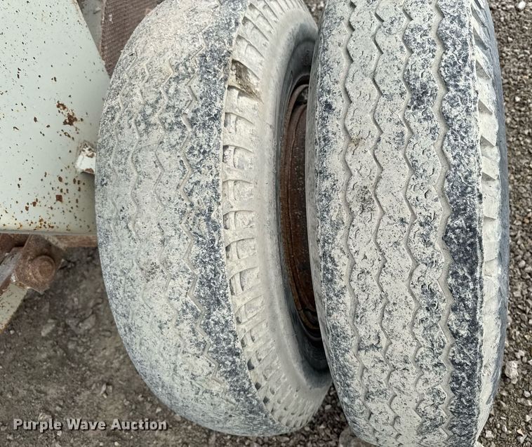 image for item DT0744 Vibrating surge bin