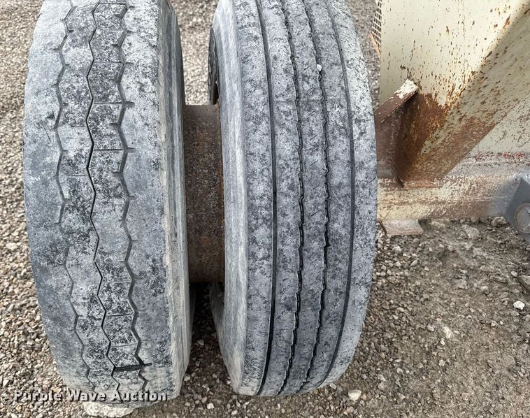 image for item DT0744 Vibrating surge bin