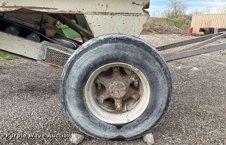 image for item DT0744 Vibrating surge bin