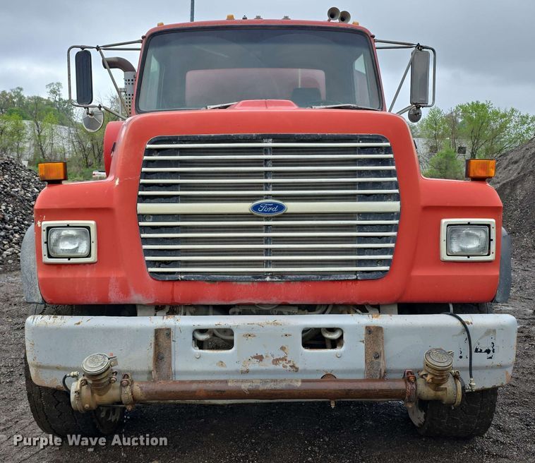 image for item DT6823 1989 Ford LT8000 water truck