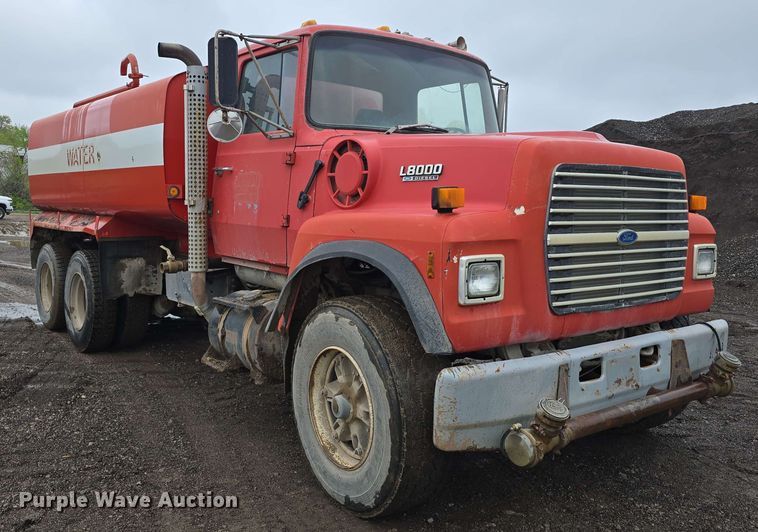 image for item DT6823 1989 Ford LT8000 water truck