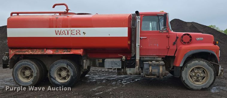 image for item DT6823 1989 Ford LT8000 water truck