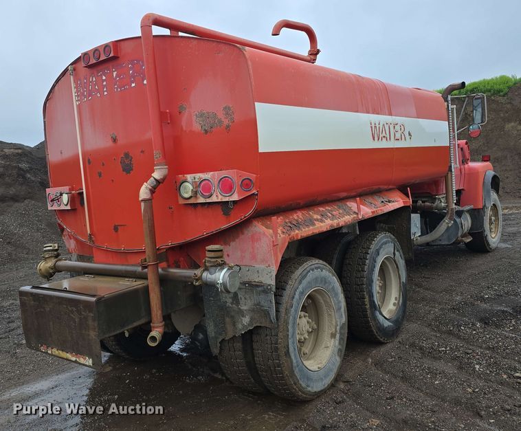 image for item DT6823 1989 Ford LT8000 water truck