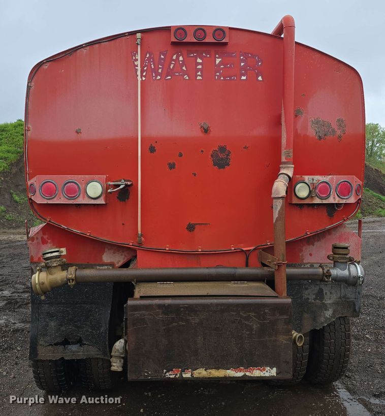 image for item DT6823 1989 Ford LT8000 water truck