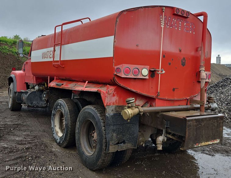 image for item DT6823 1989 Ford LT8000 water truck