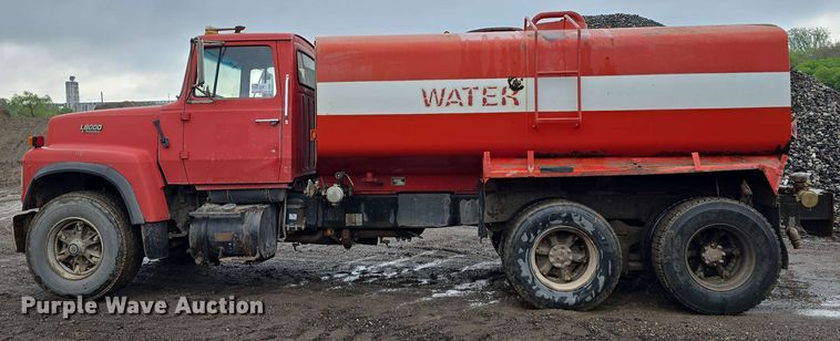image for item DT6823 1989 Ford LT8000 water truck