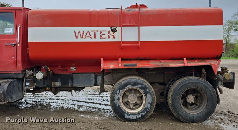 image for item DT6823 1989 Ford LT8000 water truck